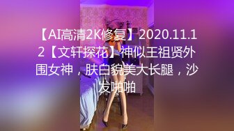 某办公楼厕所门板下看两位刚结婚的小少妇