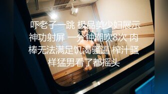 真实母女双飞全程露脸，幸福小哥玩弄母女花，先给狼友展示骚逼，沙发上就把老骚妈干了，轮草抽插浪荡呻吟