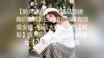 两个妹子脱光衣服练习完模特步就被眼镜小哥双飞