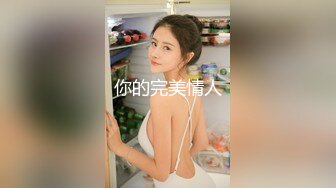 澡堂子内部员工偷窥洗完澡正在化妆的三姐妹 (1)